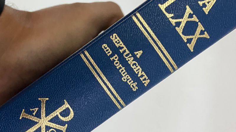 Detalhe da capa da Septuaginta LXX em Português com lettering dourado em relevo sobre couro azul marinho
